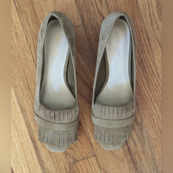 EUC Nine West beige suede low block heel closed round toe loafer style pumps - Picture 2 of 8